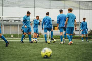 争议一幕！萨卡疑似禁区手球，巴黎多人抗议，主裁拒判点球（配图示意）